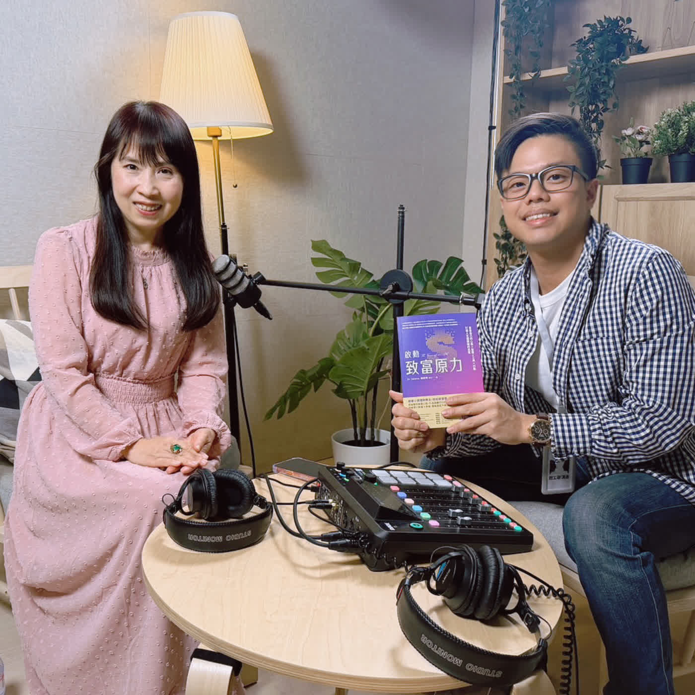 EP200|從月薪5000到海外8間房，她如何41歲就財富自由？ ft 小資理財教母 Dr.Selena 楊倩琳 【威翰的商業茶水間】