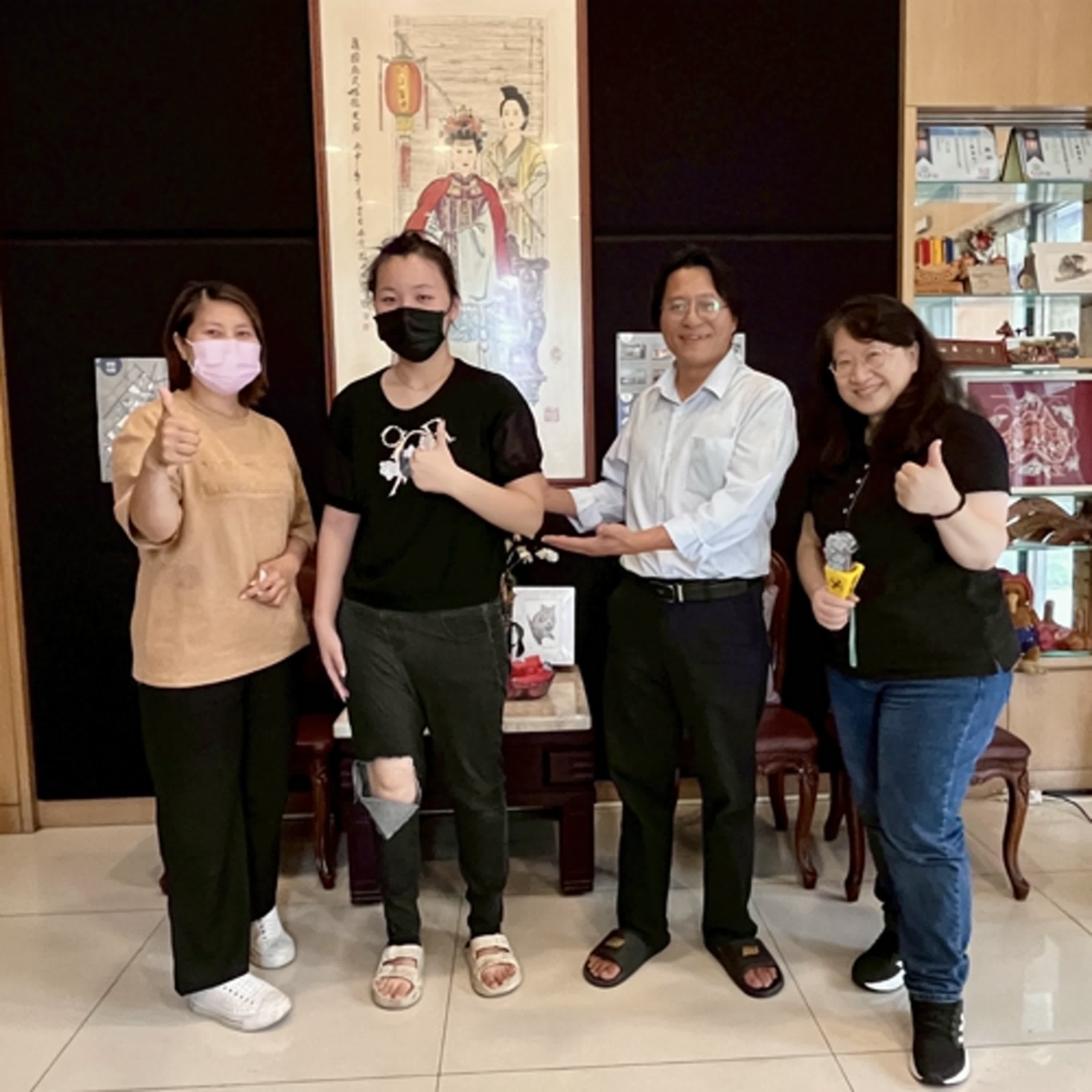 22歲美眉克服肢體障礙 勇挑家計穩定就業職得好評