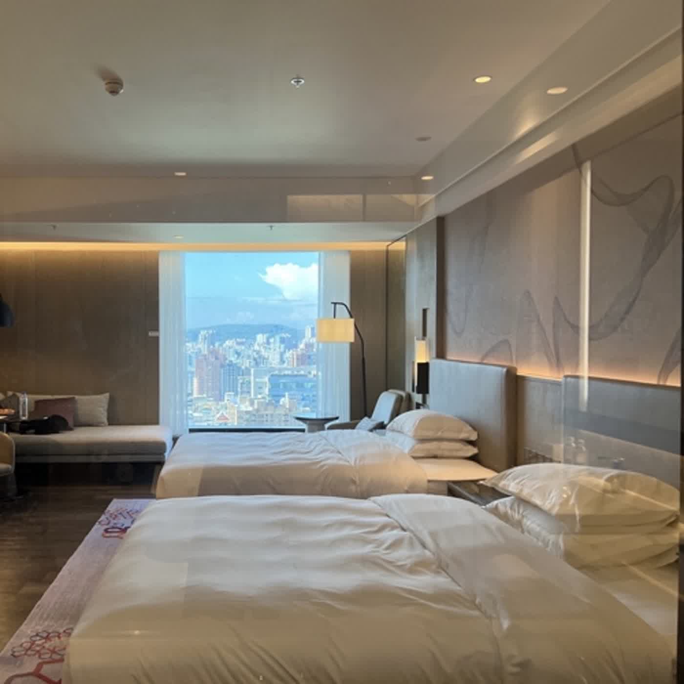 104-(飯店開箱系列) 高雄萬豪酒店Kaohsiung Marriott Hotel feat. Landy與花久違的高雄新景點打卡行 episode artwork