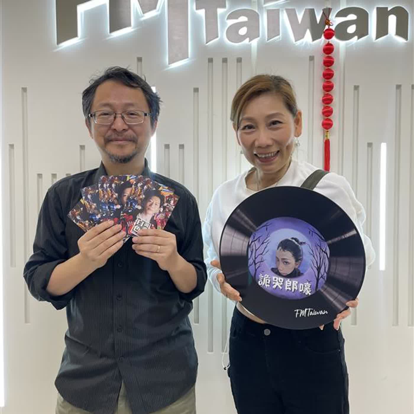 EP366|如何跟布袋戲演舞台劇?一人飾七角的獨角戲《白色說書人》! ft.邱安忱導演 EP366|如何跟布袋戲演舞台劇?一人飾七角的獨角戲《白色說書人》! ft.邱安忱導演