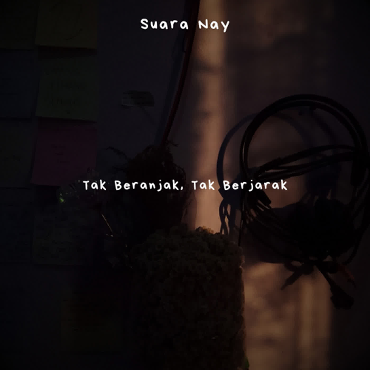 Tak Beranjak, Tak Berjarak