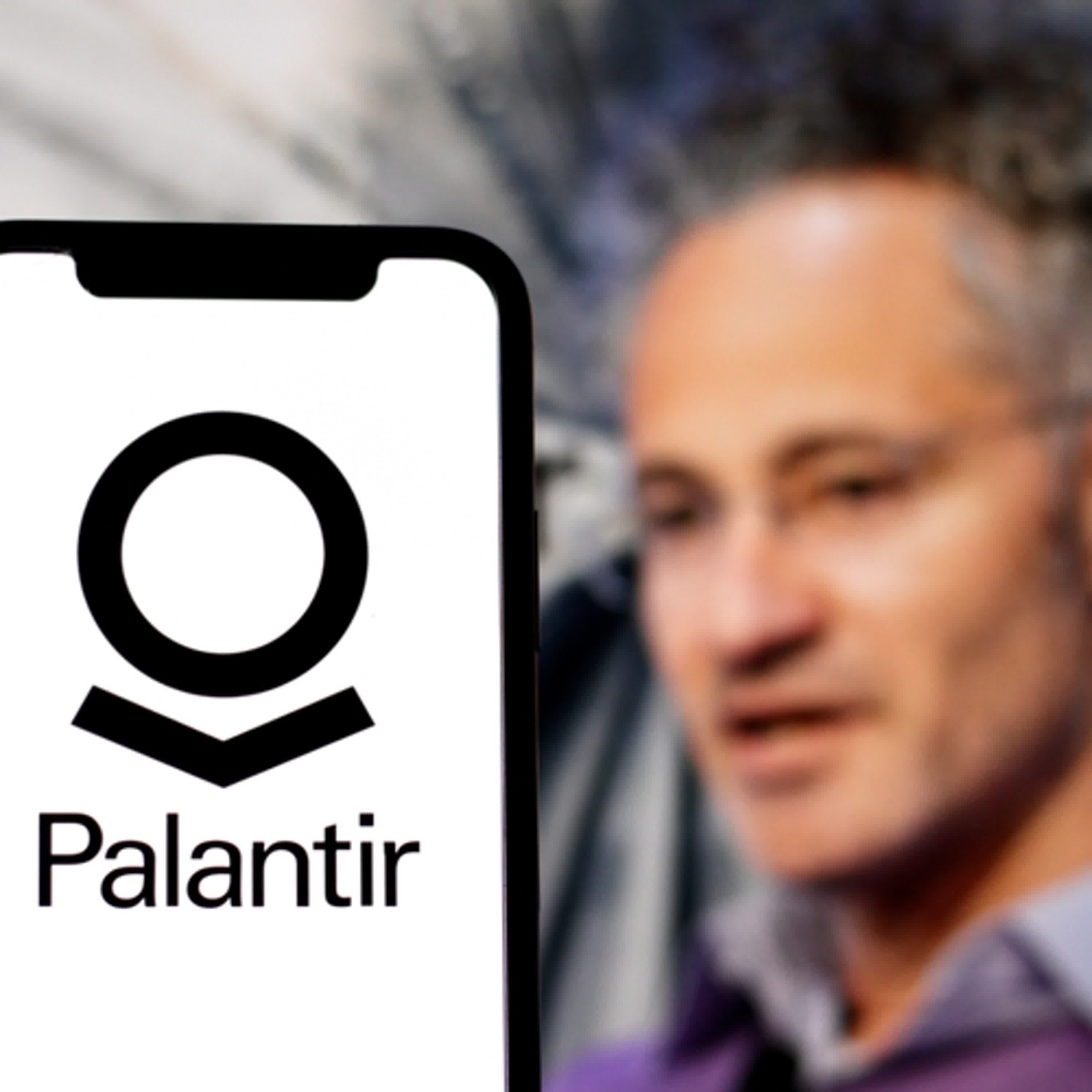 你以為Palantir在賣軟體！但從「上帝視角」來看,顛覆你的想像