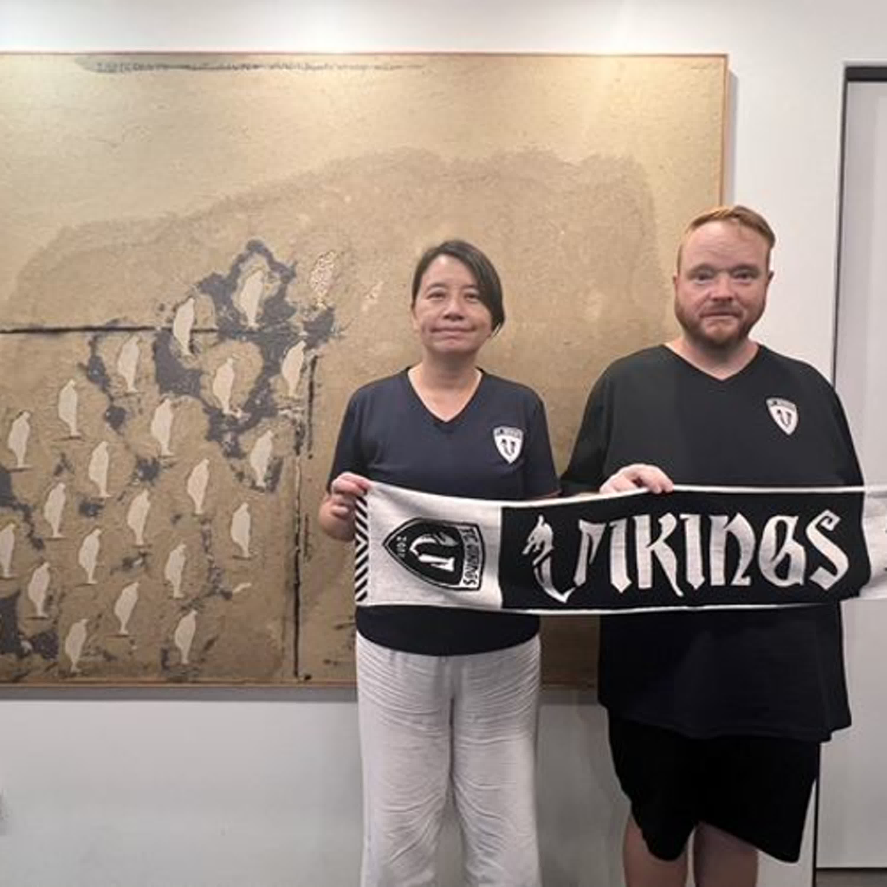 cover of episode 丹麥足球教練無償培育台灣足球人才14年，夢想帶領F.C Vikings踢進世界│賴靜嫻 ft. 足球教練蔡金龍（Johnni Nielsen）、F. C. Vikings負責人蔡欣穎 