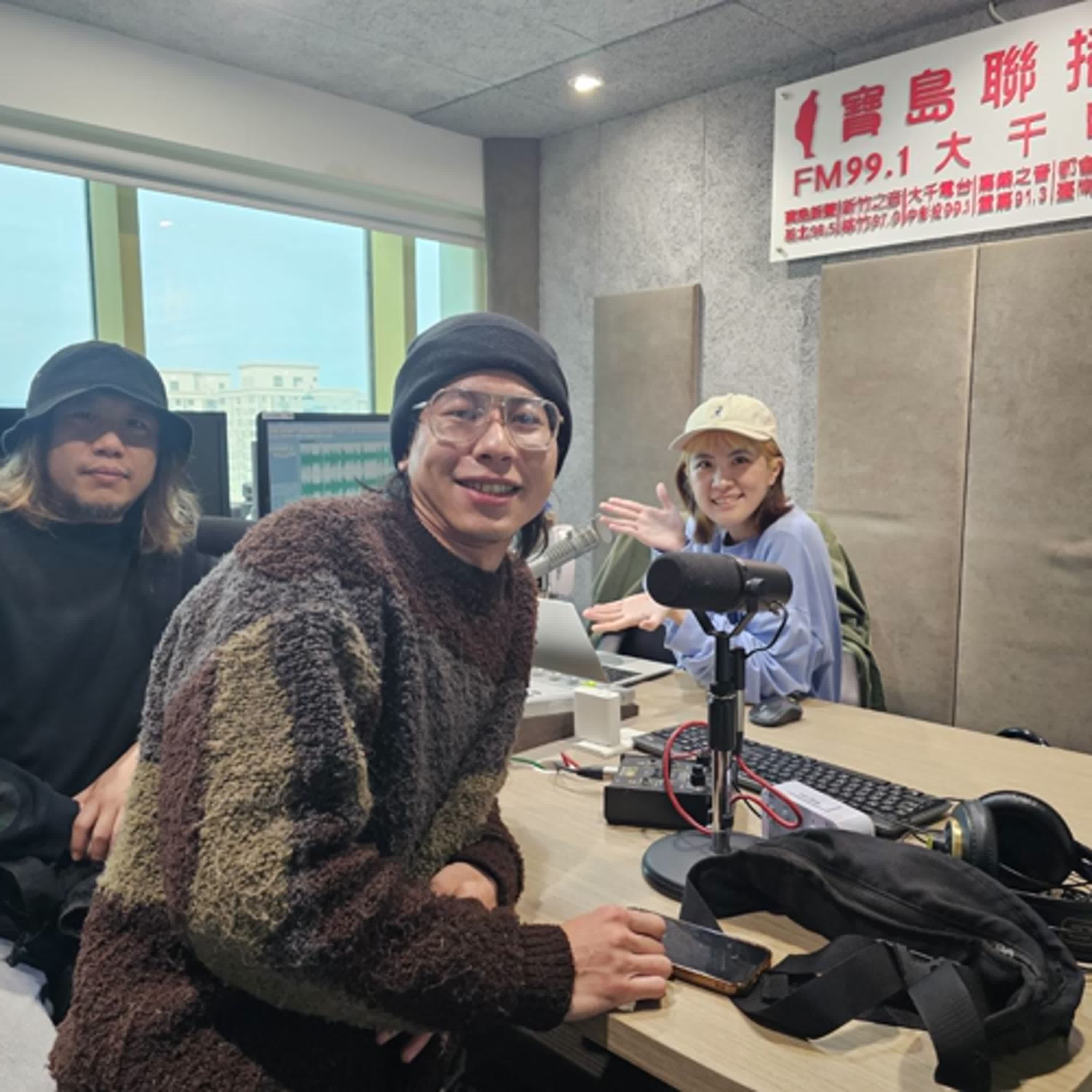 cover of episode  【寶島有意思】他們追逐即將沒落以及特殊的產業，用電子音樂將台灣文化帶向世界！│代班主持人台南妹仔ayo ft.《日不落劇場 SUNSET CHASER》計畫發起人Scott Noise、4000 