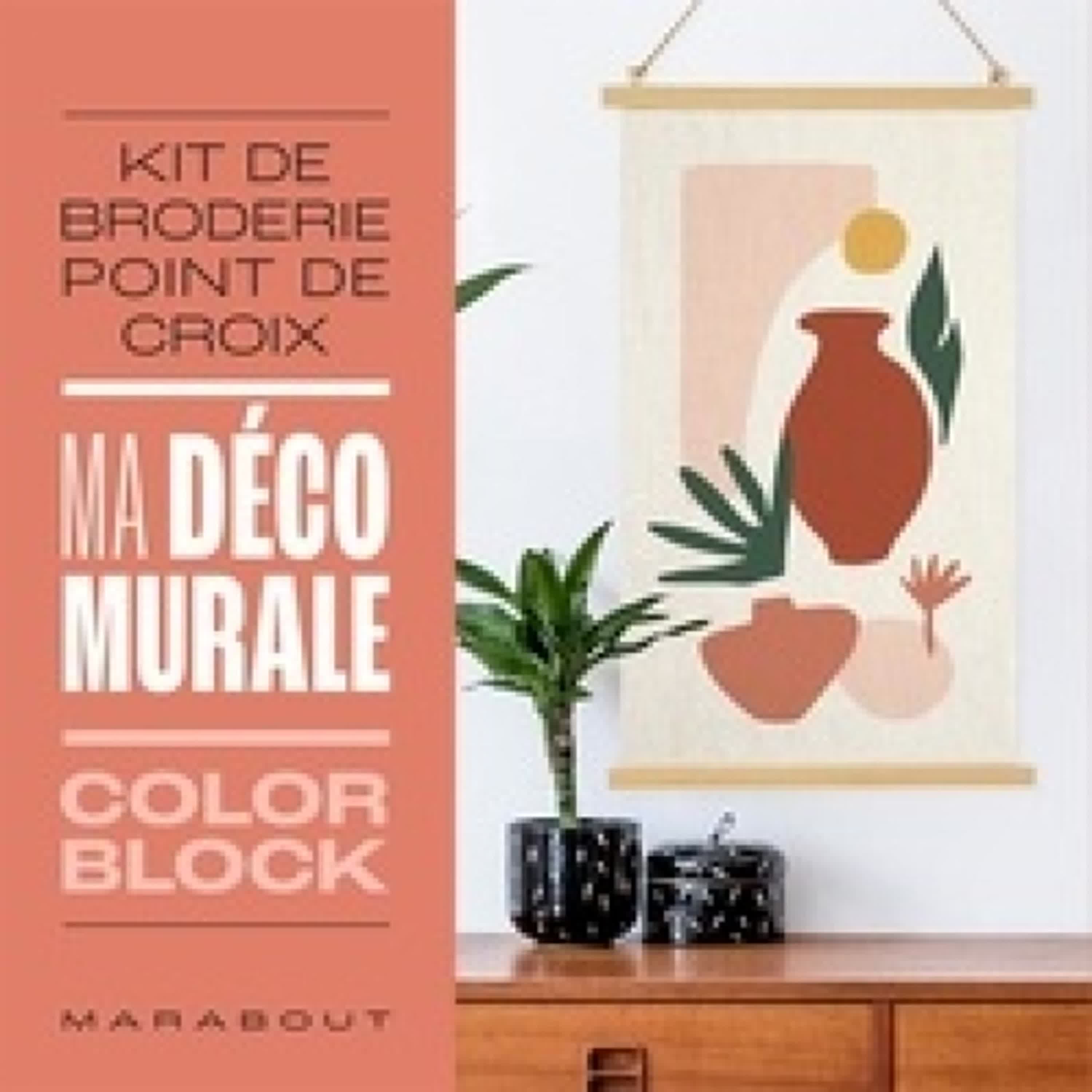 {téléchargement} Mon kit de broderie point de croix - Ma déco murale color block. Avec une toile à broder imprimée format 20x35cm, un porte-affiche en bois déjà monté, 2 aiguilles à broder, 5 échevettes de fil à broder