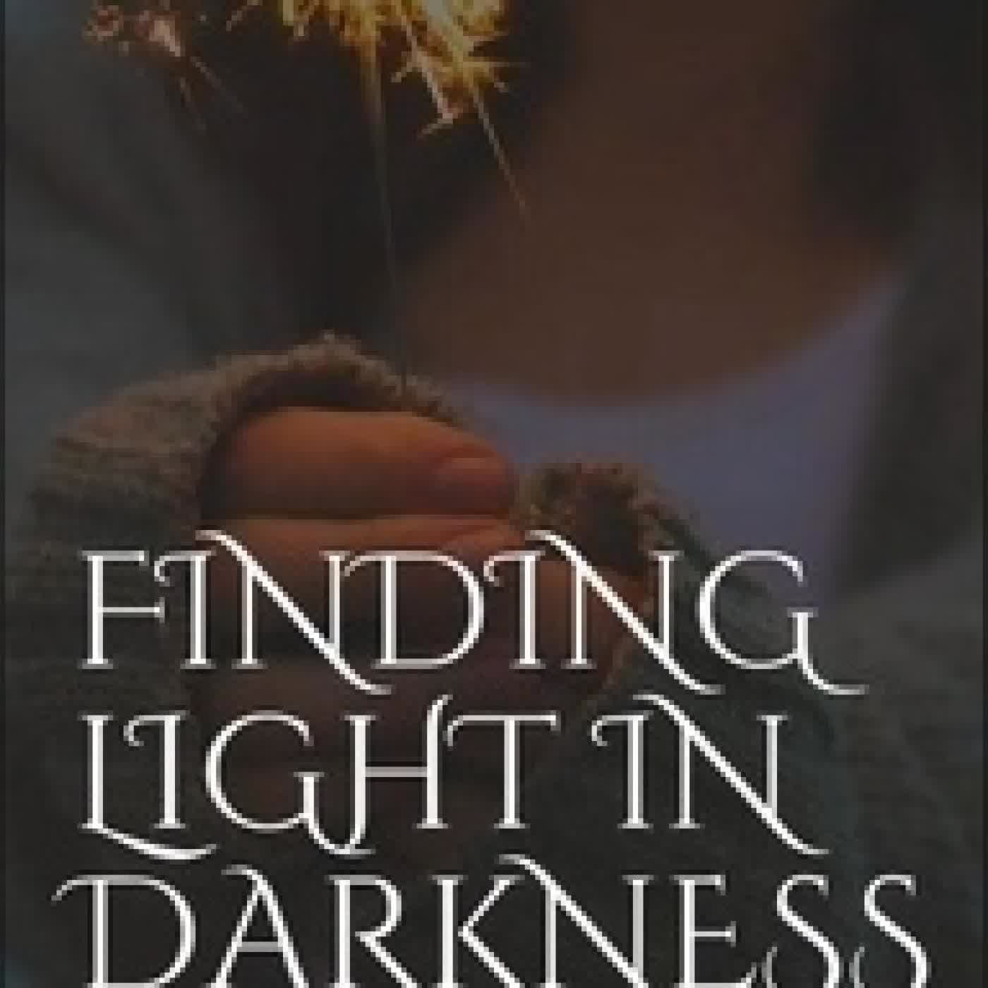 Lire en ligne : Finding Light In Darkness
