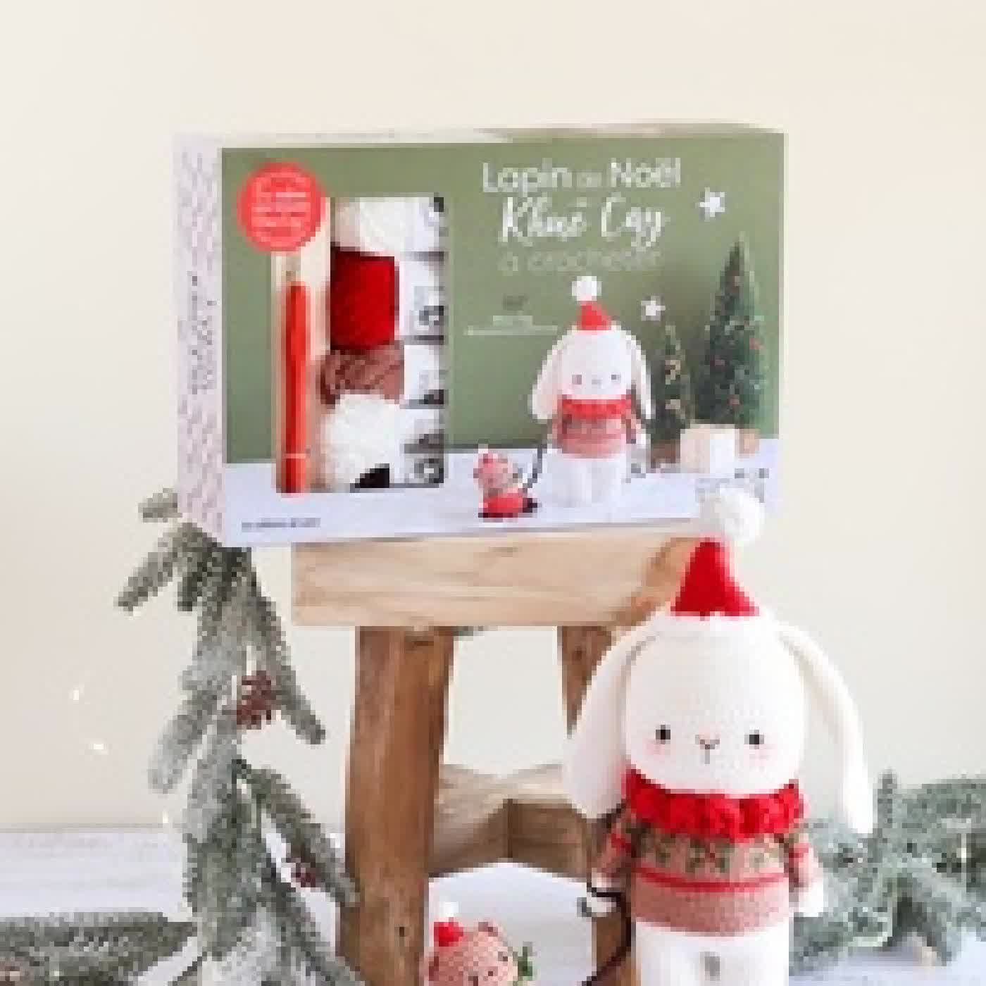 {téléchargement} Coffret Lapin de Noël de Khuc Cay à crocheter - Avec 1 livret, 6 pelotes 100% coton, du fil texturé blanc, 1 crochet n°2.5, 1 aiguille à laine, du fil à broder, de la ouate de rembourage, des yeux de sécurité, 1 trousse zippée Khuc Cay