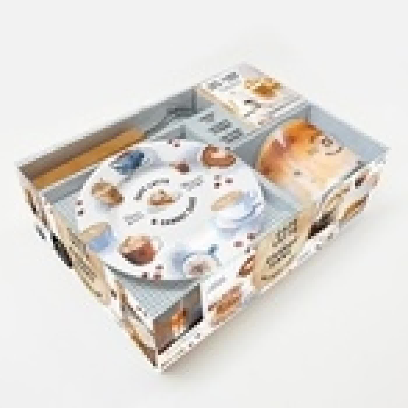 Télécharger Pdf Café Latte et Carrot cake. Ce coffret contient : une assiette en céramique, un mug en verre, un mousseur à lait et un livret de 15 boissons et pâtisseries