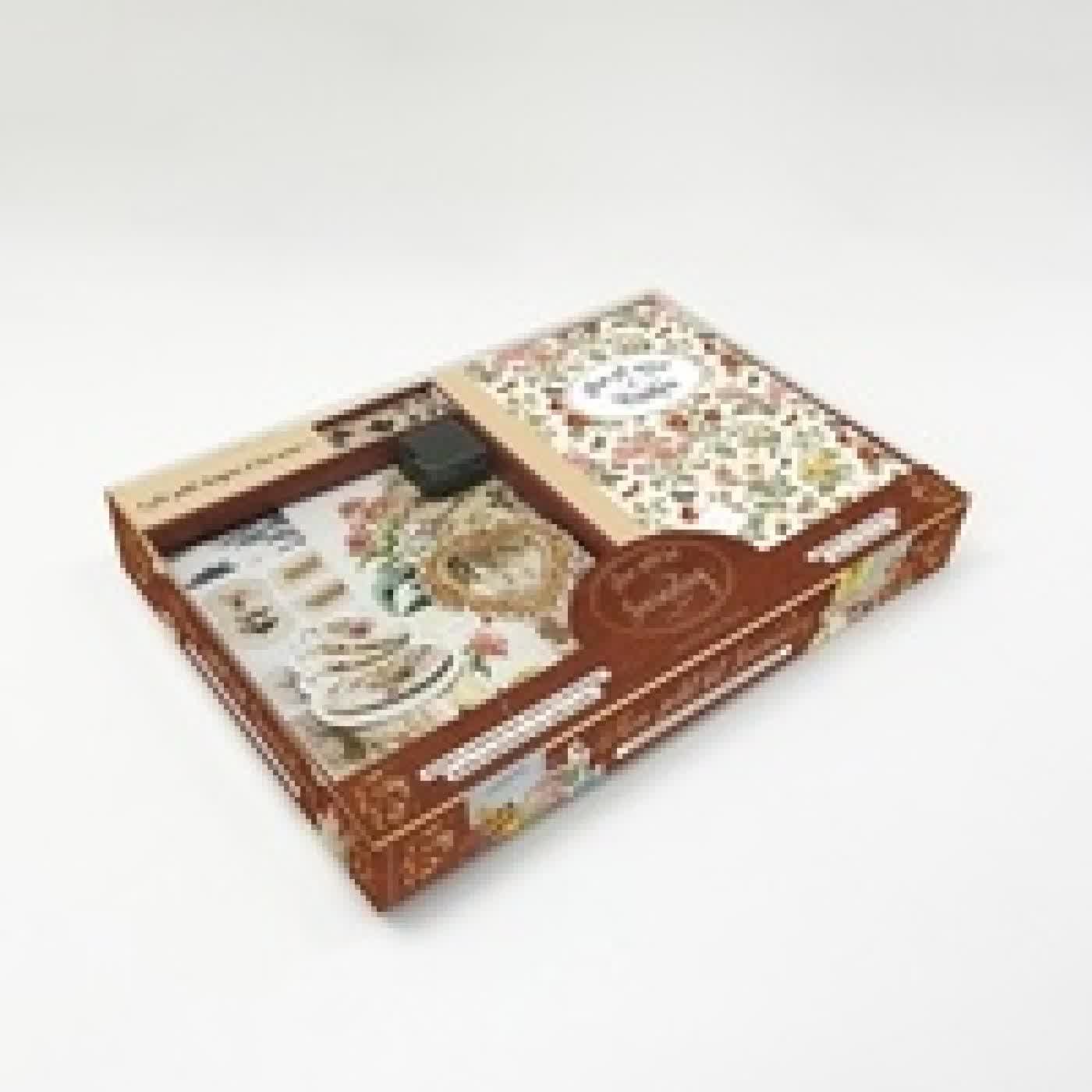 {téléchargement} Mon petit kit Journaling. Coffret avec des enveloppes, Un joli carnet pointillé, 6 jolis tampons en bois et leur encrier, 10 planches de stickers, 60 planches de papiers