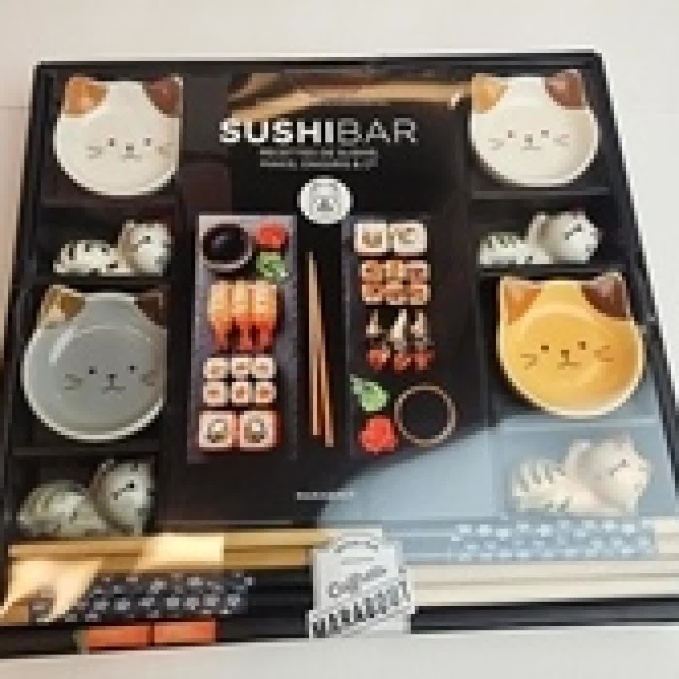 Lire en ligne : Sushi bar. Coffret avec 4 paires de baguettes, 4 porte - baguettes chat en porcelaine, 4 coupelles pour sauce soja en porcelaine